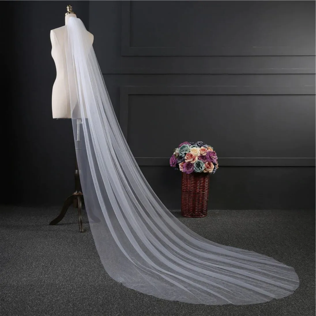 Elegant One-Layer Veil with Comb