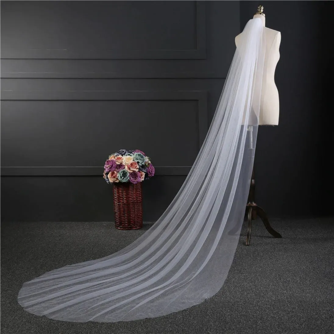 Elegant One-Layer Veil with Comb