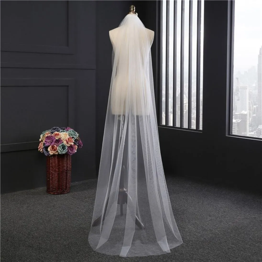 Elegant One-Layer Veil with Comb