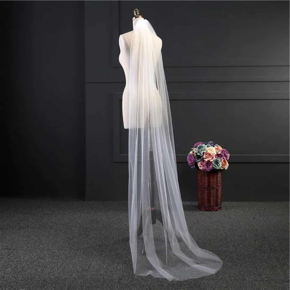 Elegant One-Layer Veil with Comb