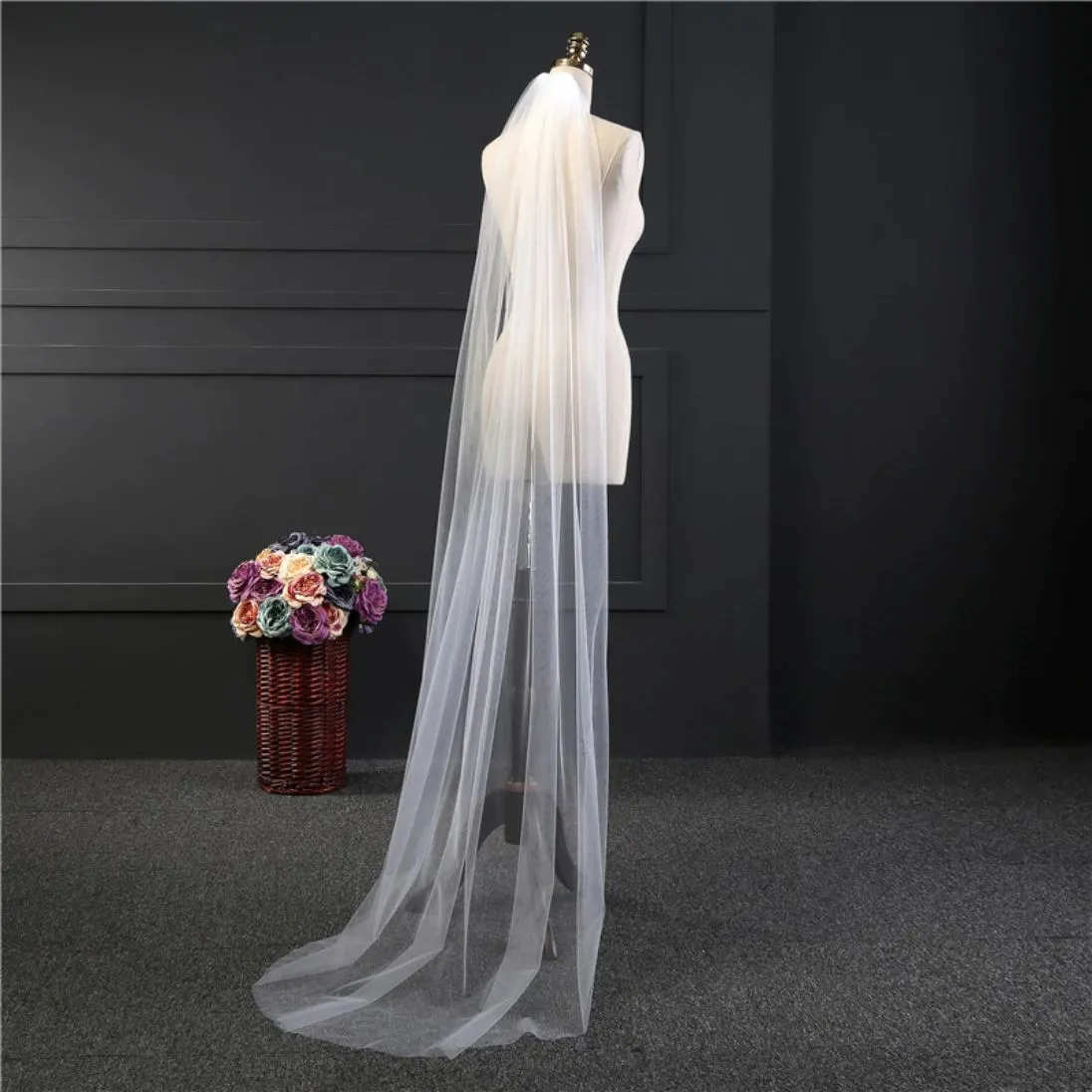 Elegant One-Layer Veil with Comb