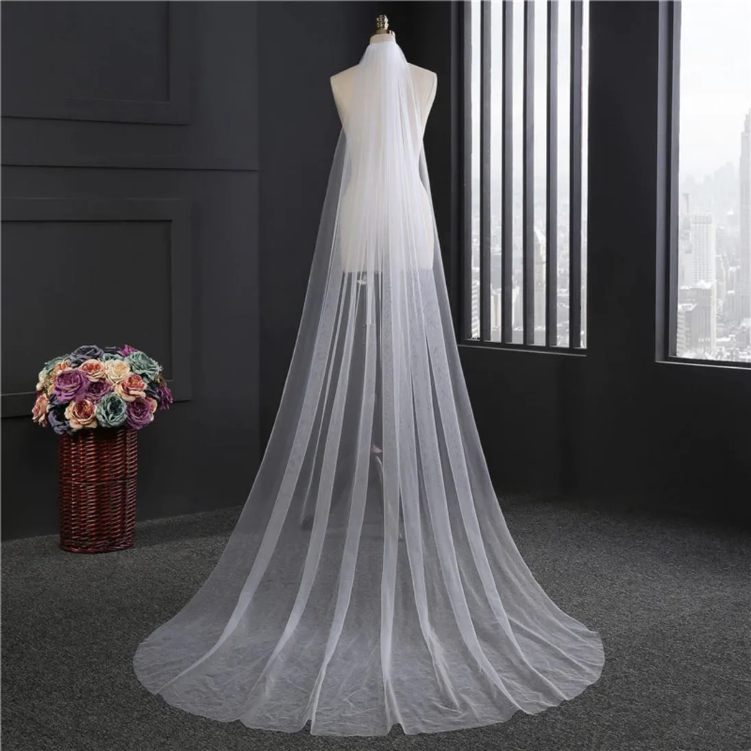 Elegant One-Layer Veil with Comb