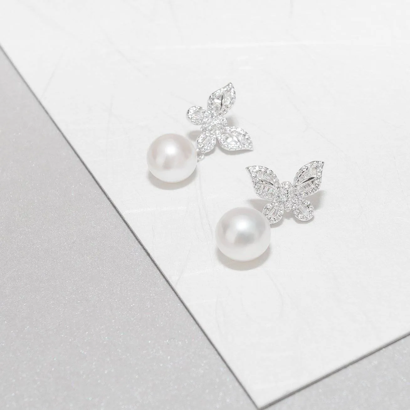 Elegant Pearl Earrings WE00179 | GARDENS