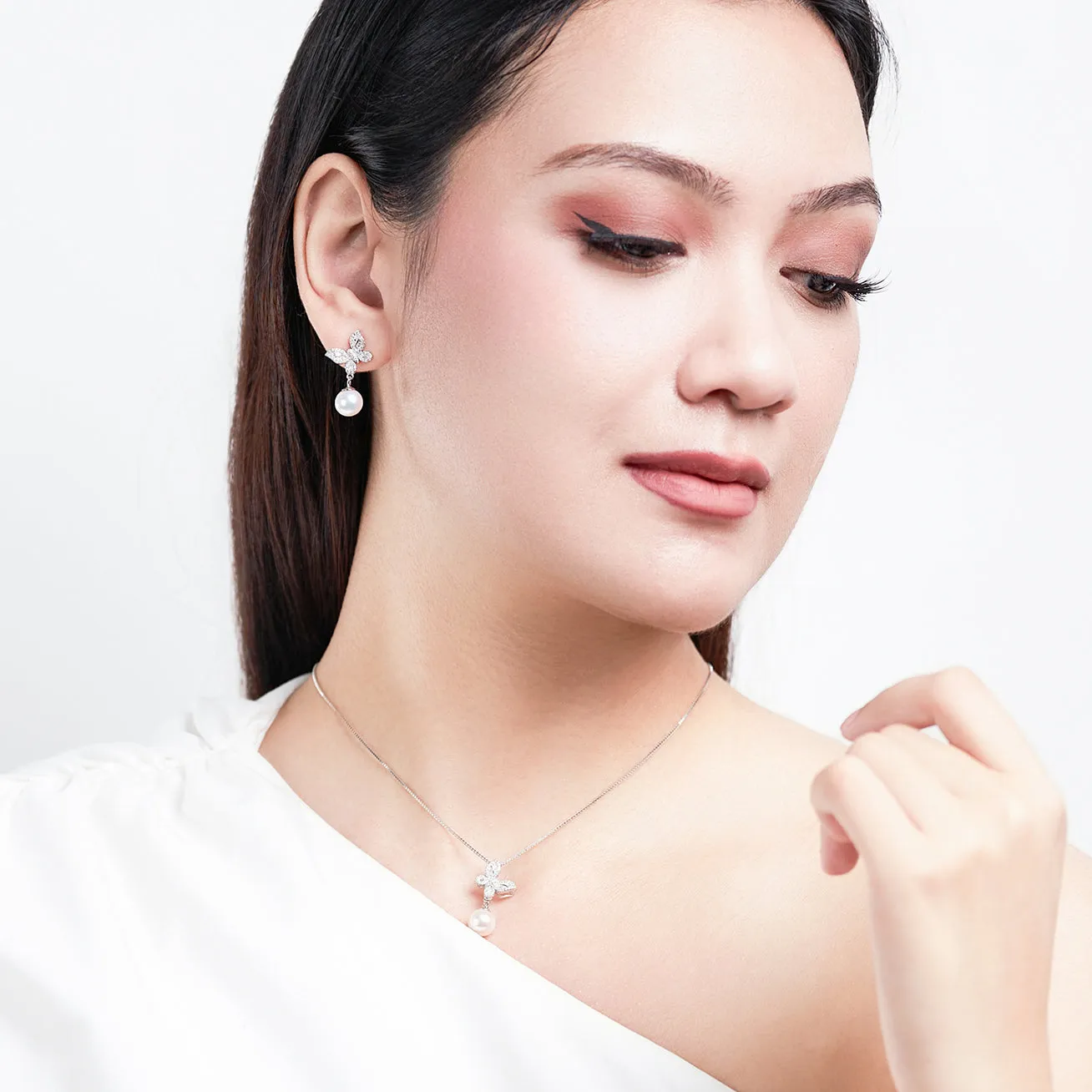 Elegant Pearl Earrings WE00179 | GARDENS