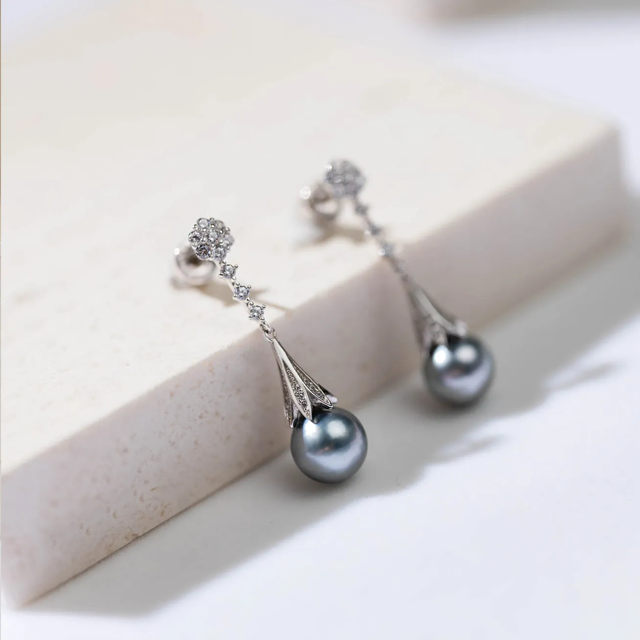 Elegant Tahitian Pearl Earrings WE00415