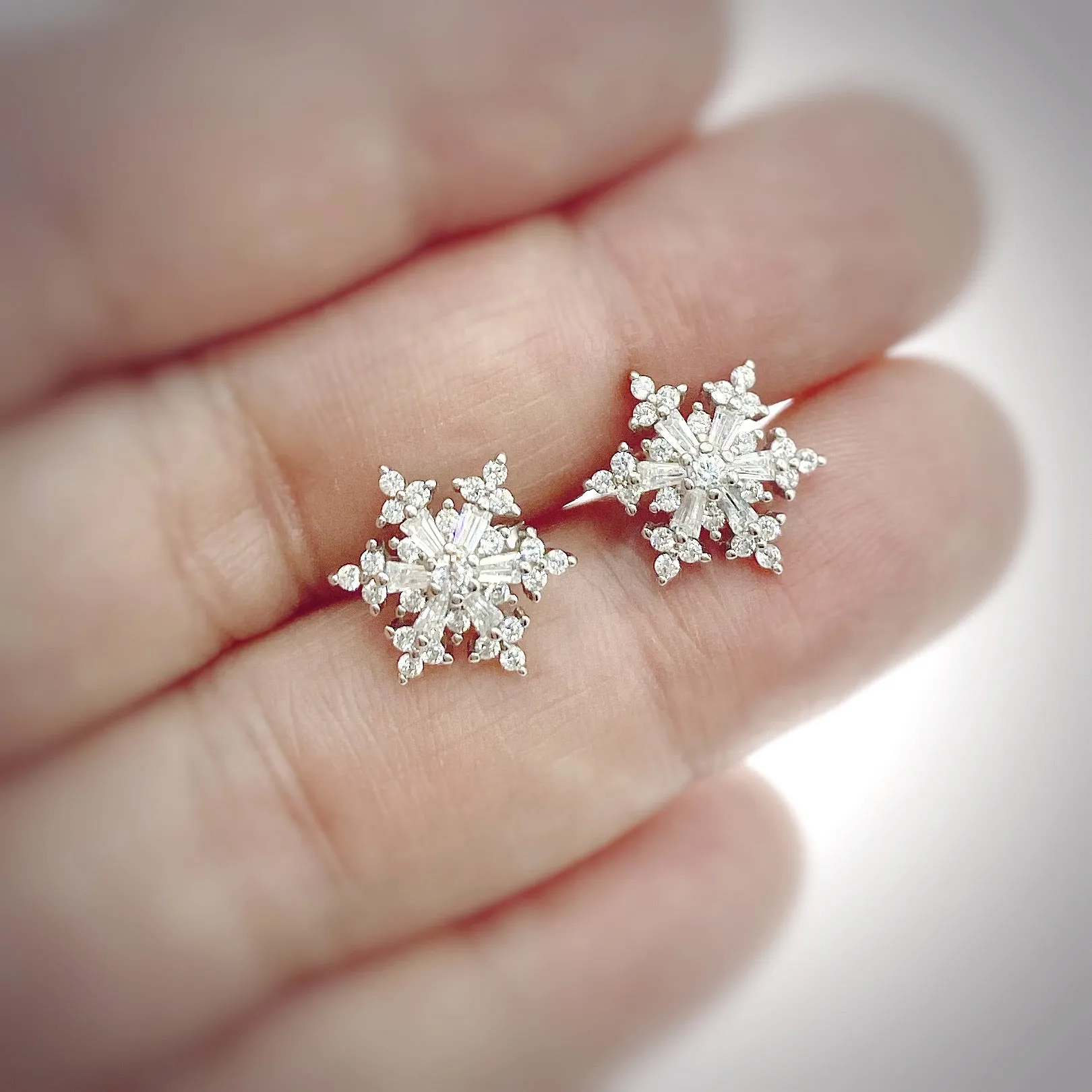 Exquisite Sparkling Snowflake Stud Earrings